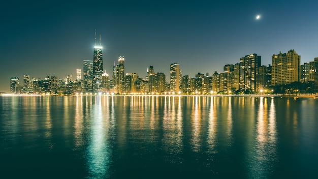 Skyline de Chicago à noite com reflexões