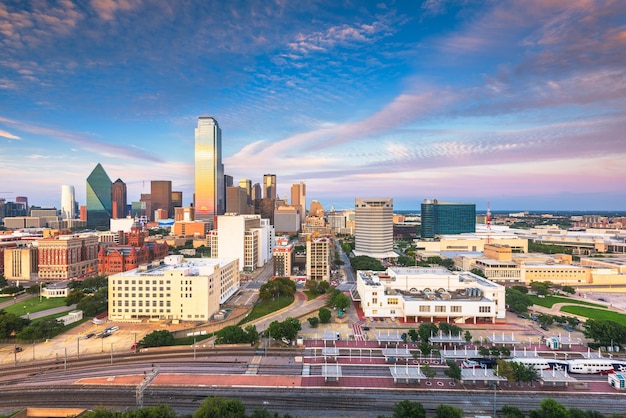 Skyline de Dallas Texas EUA no crepúsculo