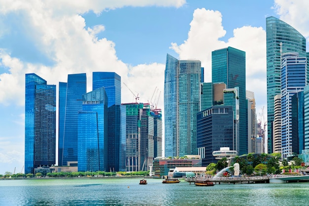 Skyline de Downtown Core no Marina Bay Financial Center, em Cingapura. Com estátua de Merlion.