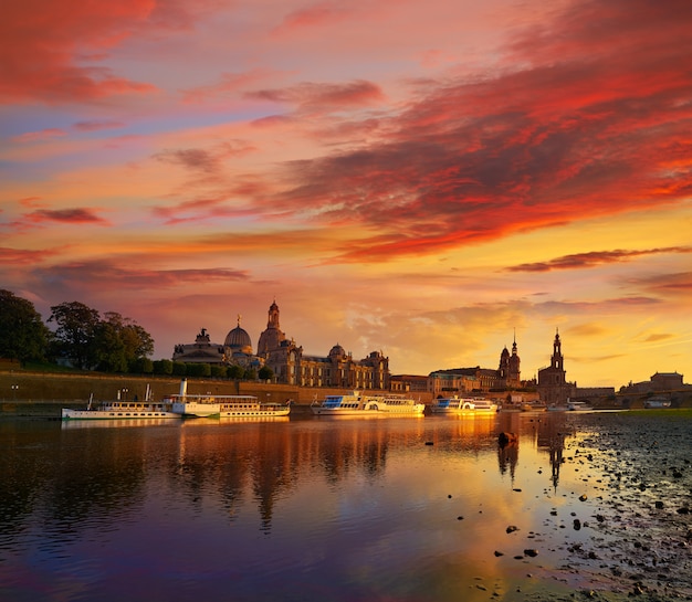 Skyline de Dresden e Rio Elba na Saxônia Alemanha