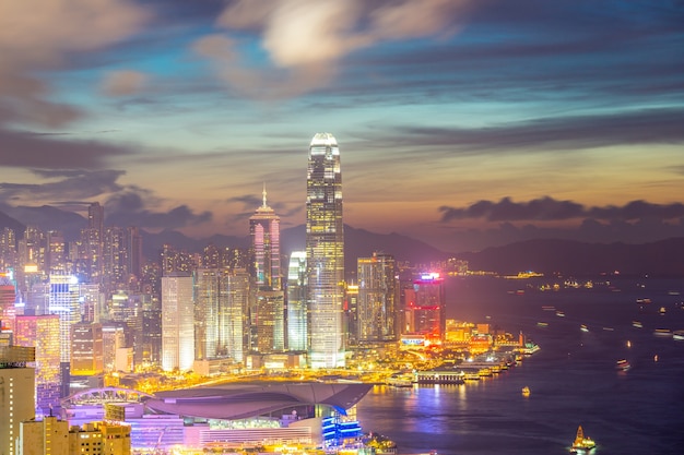 Foto skyline de hong kong ao entardecer