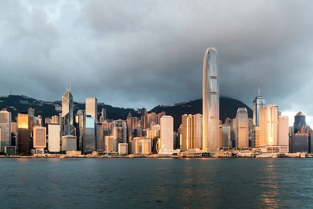 Skyline de hong kong com luz solar na manhã sobre o porto de victoria em hong kong.