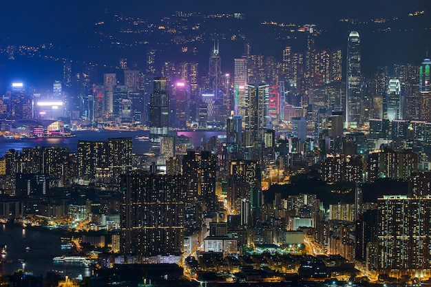 Skyline de Hong Kong Kowloon do pôr do sol da colina Fei Ngo Shan