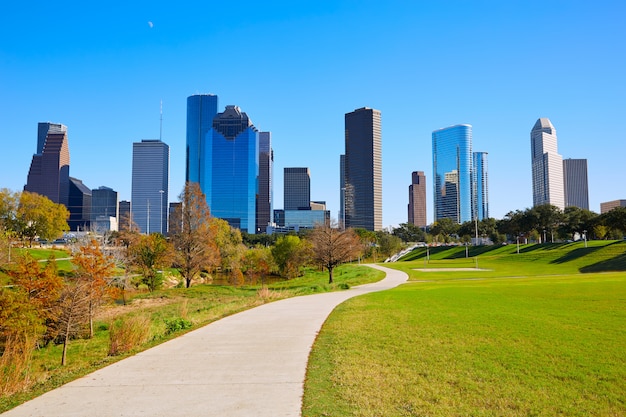 Skyline de Houston em dia de sol de grama do parque