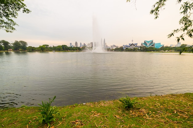 Skyline de Kuala Lumpur do parque de Titiwangsa, Malásia.