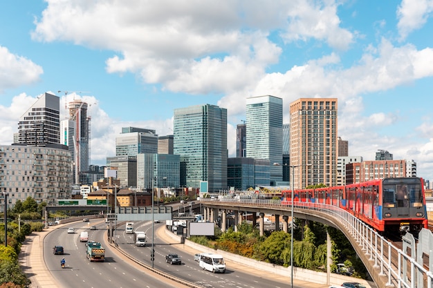 Skyline de Londres com rodovia e trem de metrô em um dia ensolarado