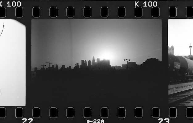 Skyline de Los Angeles em uma tira de filme