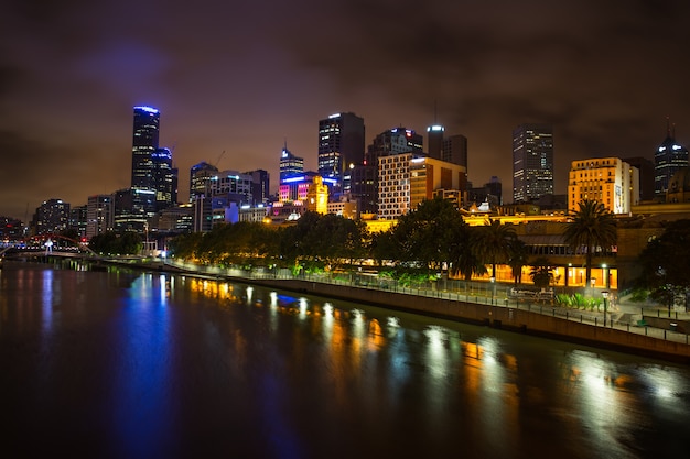Skyline de Melbourne ao longo do rio Yarra ao entardecer.
