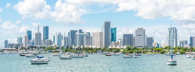 Skyline de Miami com iates, barcos e arranha-céus