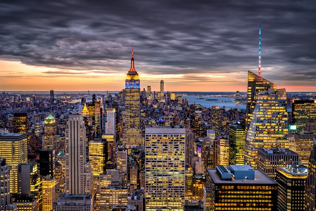 Skyline de nova york ao pôr do sol com nuvens