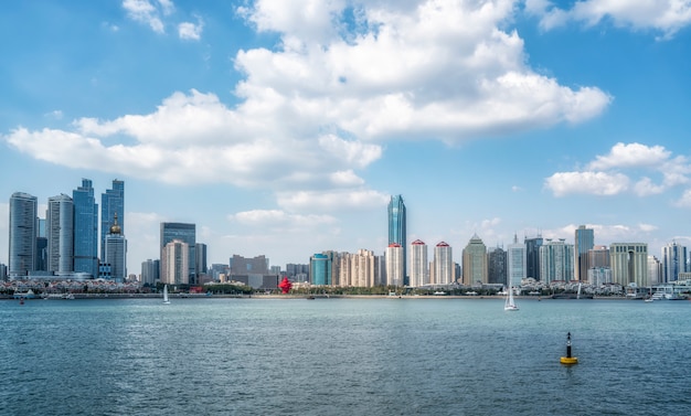 Skyline de paisagem urbana moderna de Qingdao, China
