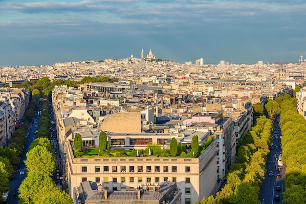 Foto skyline de paris com colina de montmartre e basílica de sacre coeur do telhado do arco triunfal