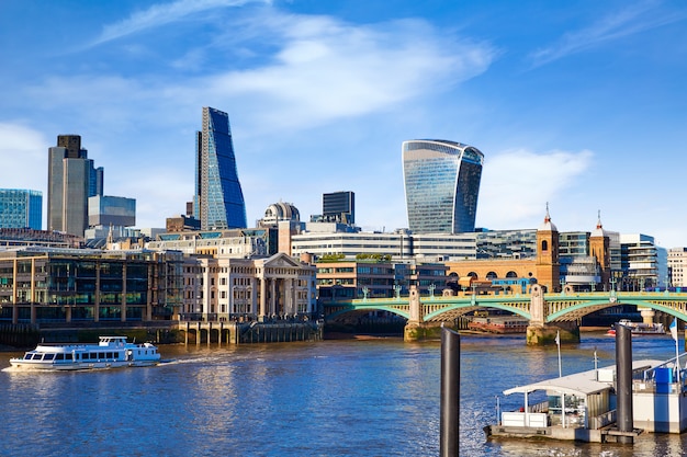 Skyline de ponte do milênio de Londres