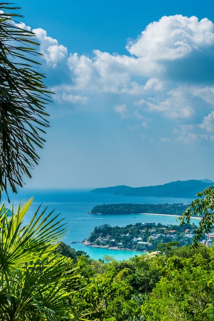 Skyline de praia tropical no ponto de vista de Karon em Phuket, Tailândia