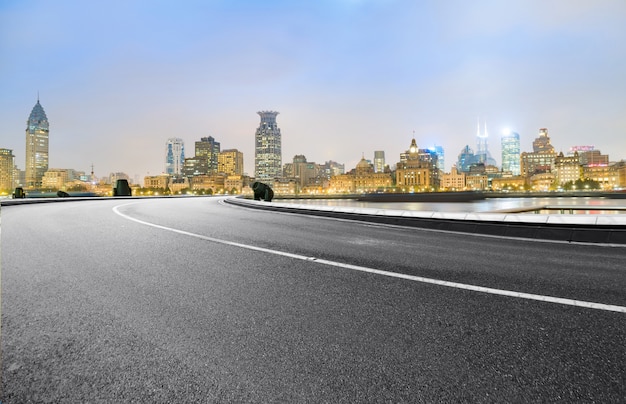 Skyline de rodovia e cidade em Shanghai, China