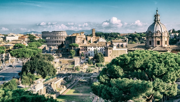 Skyline de Roma com o Coliseu e o Fórum Romano, Itália