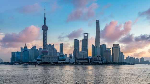 Skyline de Shanghai e construção de arranha-céu moderno