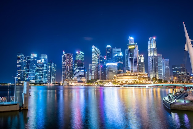 Skyline de Singapura e vista de arranha-céus em Marina Bay no crepúsculo