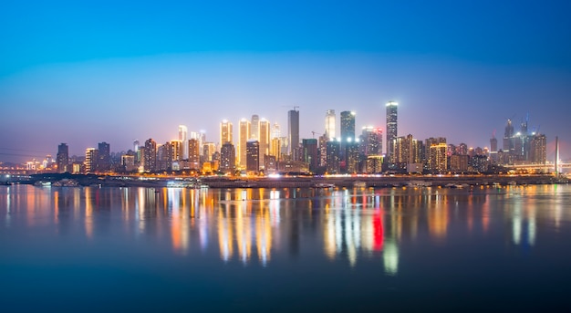 Skyline de visão noturna de cidade de Chongqing