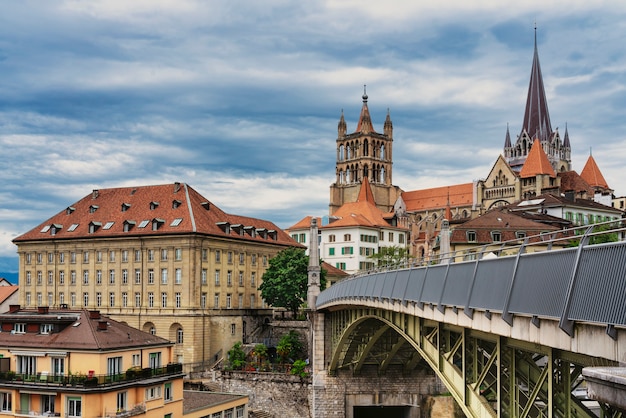 Skyline der Altstadt von Lausanne in der Schweiz mit der Kathedrale im Hintergrund.