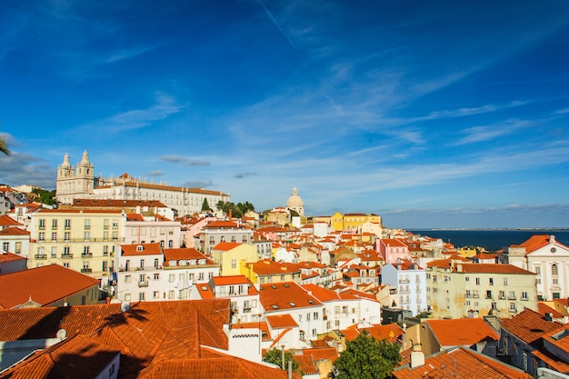 Skyline der Altstadt von Lissabon, Portugal an der Alfama.