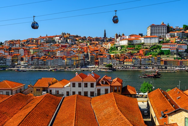 Skyline der Altstadt von Porto, Portugal mit orangefarbenen Dächern am Fluss Douro