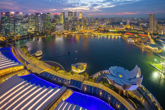Skyline der Innenstadt im Stadtbild der Marina Bay von Singapur
