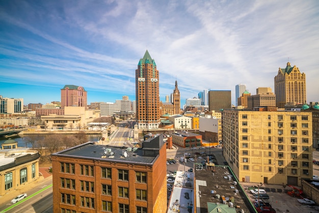 Skyline der Innenstadt mit Gebäuden in Milwaukee in der Dämmerung, in Wisconsin USA