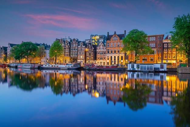 Skyline der Innenstadt von Amsterdam. Stadtbild in den Niederlanden bei Sonnenuntergang