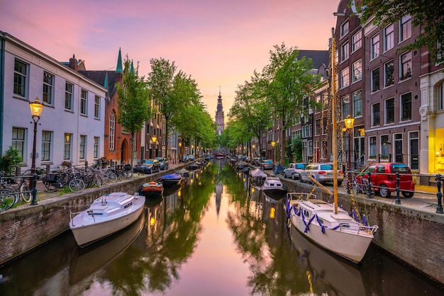 Skyline der Innenstadt von Amsterdam. Stadtbild in den Niederlanden bei Sonnenuntergang