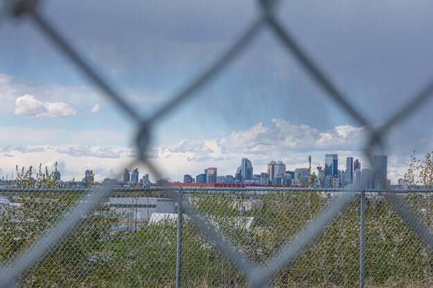 Skyline der Innenstadt von Calgary im Finanzviertel unter bewölktem Himmel