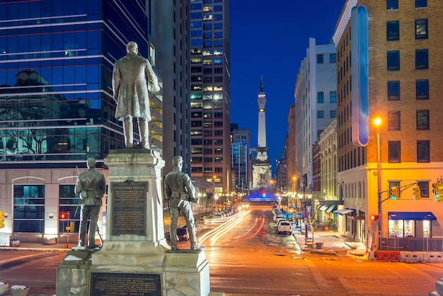 Foto skyline der innenstadt von indianapolis in der dämmerung in den usa