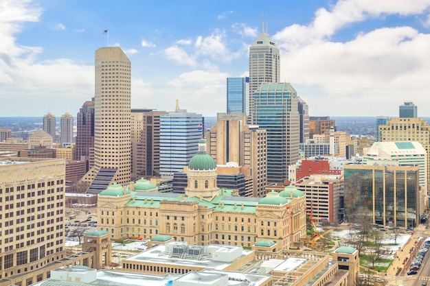 Skyline der Innenstadt von Indianapolis mit blauem Himmel in USA