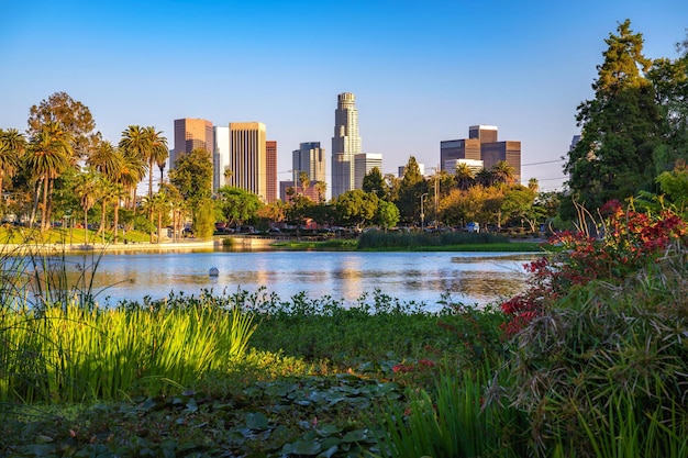 Skyline der Innenstadt von Los Angeles in Kalifornien bei Sonnenuntergang aus dem Echo Lake Park