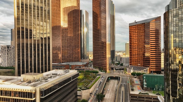 Skyline der Innenstadt von Los Angeles. Los angels city, luftaufnahme der innenstadt von oben mit drohne.