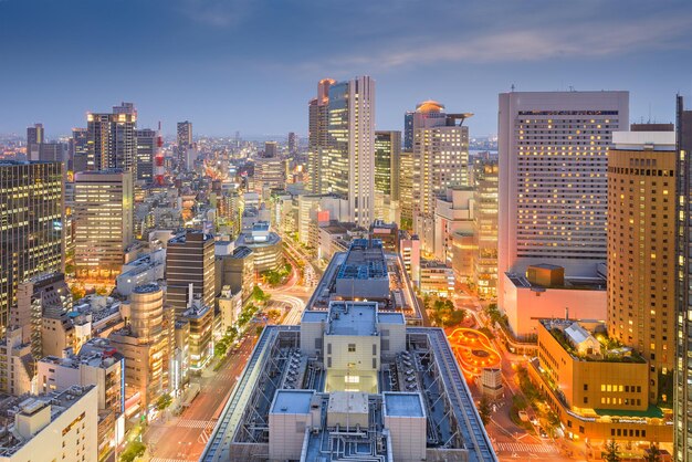 Skyline der Innenstadt von Osaka Japan im Stadtteil Umeda in der Abenddämmerung