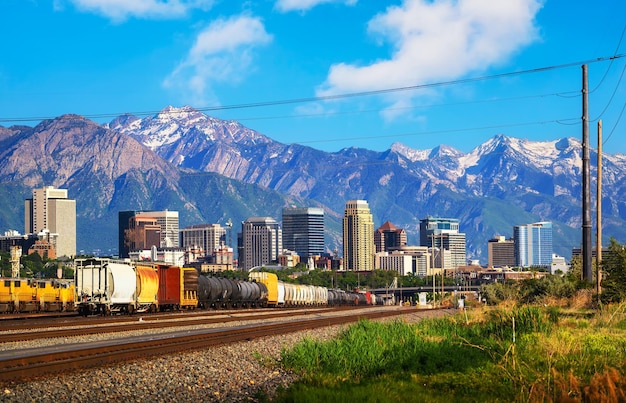 Skyline der Innenstadt von Salt Lake City in Utah mit Wasatch Range Mountains