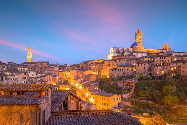 Skyline der Innenstadt von Siena in Italien mit wunderschönem Sonnenuntergang