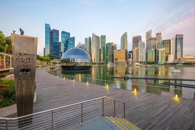 Skyline der Innenstadt von Singapur am Wasser