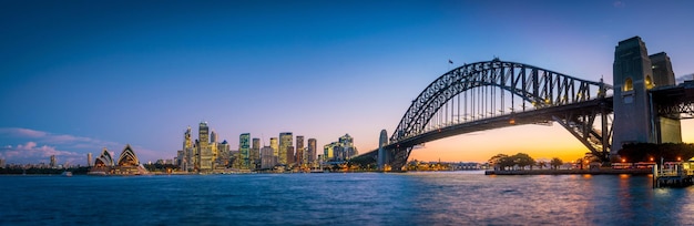 Skyline der Innenstadt von Sydney in Australien in der Dämmerung