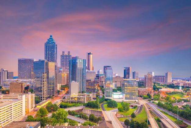 Skyline der Stadt Atlanta bei Sonnenuntergang in Georgia, USA