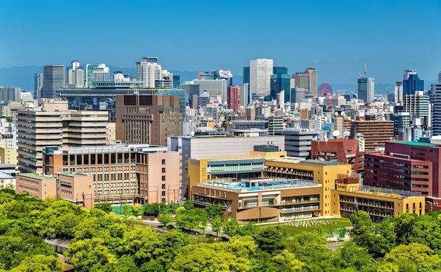 Skyline der Stadt Osaka in Japan aus dem Schloss