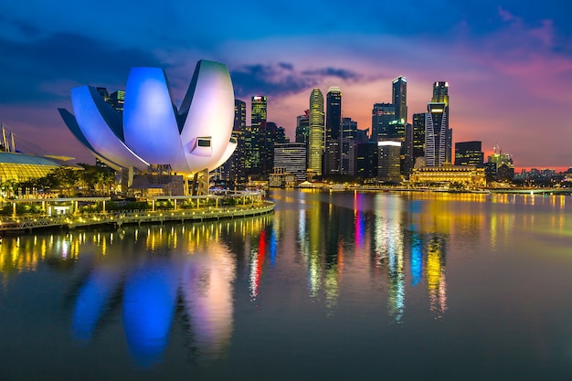 Skyline der Stadt Singapur bei Nacht auf einem Morgenhimmel