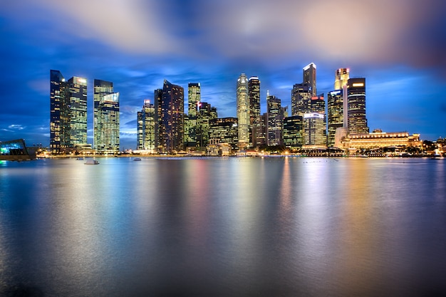 Skyline der Stadt Singapur bei Nacht