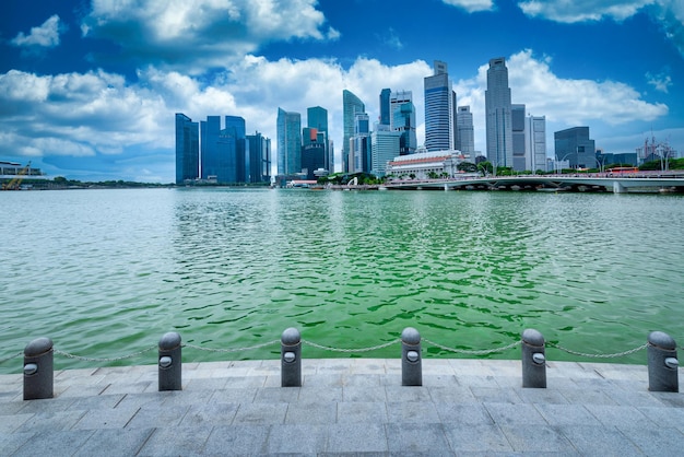 Skyline der Stadt Singapur des Geschäftsviertels in der Innenstadt tagsüber Vintage-Ton