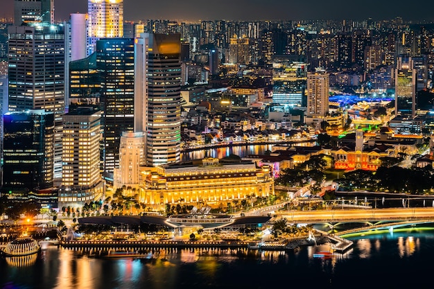 Skyline der Stadt Singapur mit modernem Wolkenkratzer-Architekturgebäude für das Konzept des Finanzgeschäfts und des Reisens in Asien Stadtbild städtisches Wahrzeichen Marina Bay am Nachtbezirk Dämmerungshimmel