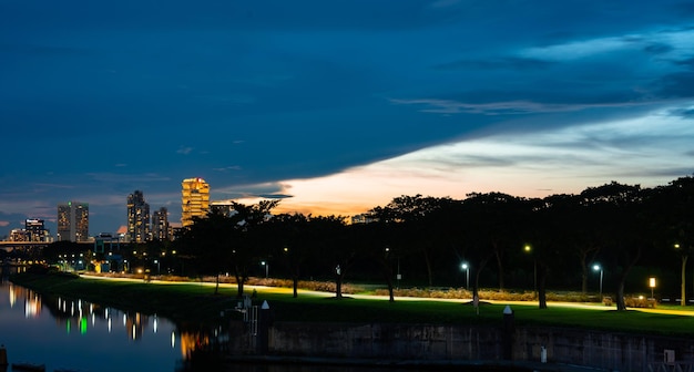 Skyline der Stadt Singapur mit modernem Wolkenkratzer-Architekturgebäude für das Konzept des Finanzgeschäfts und des Reisens in Asien Stadtbild städtisches Wahrzeichen Marina Bay am Nachtbezirk Dämmerungshimmel