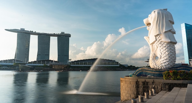 Skyline der Stadt Singapur mit modernem Wolkenkratzer-Architekturgebäude für das Konzept des Finanzgeschäfts und des Reisens in Asien Stadtbild städtisches Wahrzeichen Marina Bay am Nachtbezirk Dämmerungshimmel