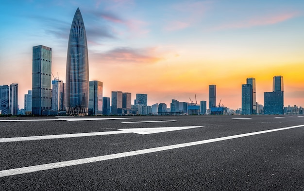 Skyline der Stadtstraße und der Shenzhen-Architekturlandschaft