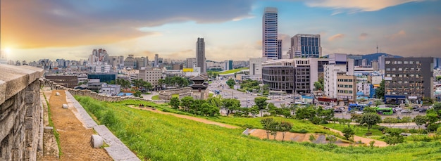 Skyline do centro da cidade de Seul na paisagem urbana de Dongdaemun Gate da Coreia do Sul